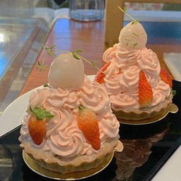 ทาร์ตลิ้นจี่กุหลาบเด็ดมากๆทานเข้าไปแล้วคือรู้เลยว่าที่ร้านใช้ของพรีเมียมอร่อยมาก