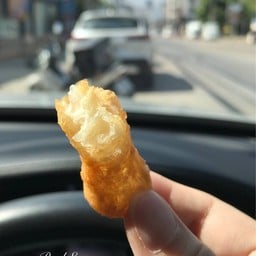 ปาท่องโก๋ริมบึง