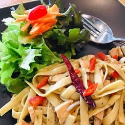 เฟสตูชินี่ผัดพริกสดไก่