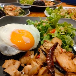 ข้าวกล้อง อกไก่ผัดพริกสด