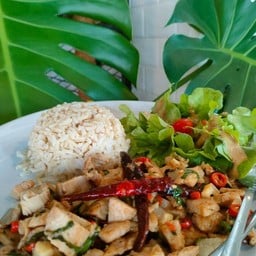 ข้าวกล้องผัดพริกแห้งอกไก่