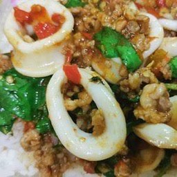 ผัดกะเพราปลาหมึก+หมูสับ ราดข้าว