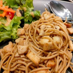 สปาเก็ตตี้โฮลวีทผัดไก่กระเทียม