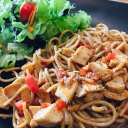 สปาเก็ตตี้โฮลวีท ผัดซอสอกไก่สับ