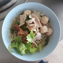 ก๋วยเตี๋ยวรวมไก่ใส่ลูกชิ้นไก่