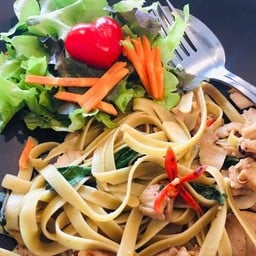 เฟสตูชินี่ผัดกะเพราไก่