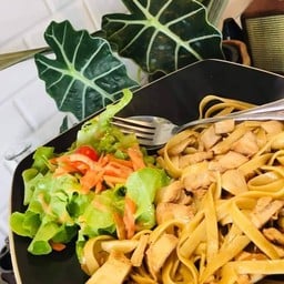 เฟสตูชินี่ผัดไก่กระเทียม