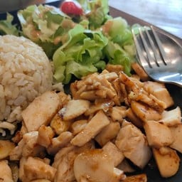 ข้าวกล้องไก่กระเทียม