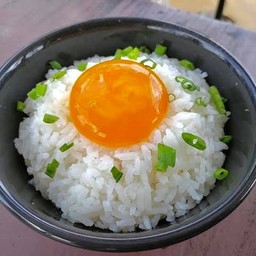 ข้าวญี่ปุ่นหน้าไข่แดงดอง