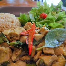 ข้าวกล้องเขียวหวานไก่ผัดนมสด