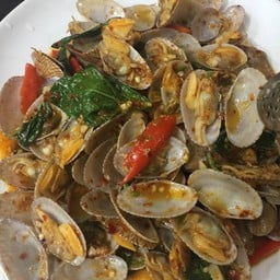 หอยลายผัดพริกเผาใบโหระพา