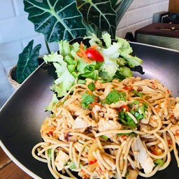 สปาเก็ตตี้โฮลวีทยำไก่แซ่บ