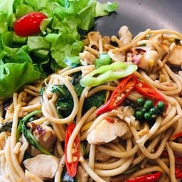 สปาเก็ตตี้โฮลวีทผัดฉ่าอกไก่