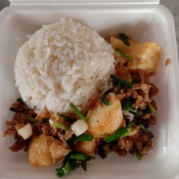 ผัดเต้าหู้หมูสับทรงเครื่อง ราดข้าว