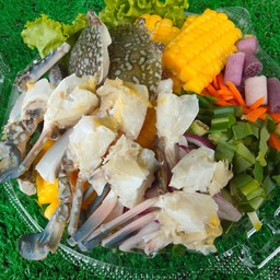 ยำมะม่วงข้าวโพดปูม้าดิบ