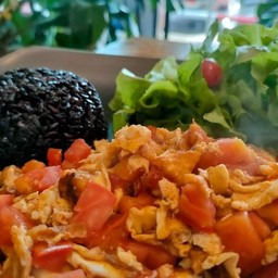ข้าวไรซ์เบอรี่มะเขือเทศผัดไข่