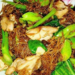 ผัดซีอิ้วไก่เส้นหมี่