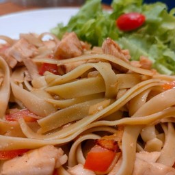 เฟสตูชินี่ผักโขมผัดซอสอกไก่