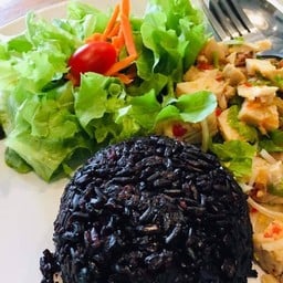 ข้าวไรซ์เบอรี่ & ยำไก่แซ่บ