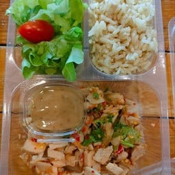 ข้าวกล้องยำไก่แซ่บ