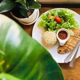 ข้าวกล้อง อกไก่กริลน้ำจิ้มแจ่ว