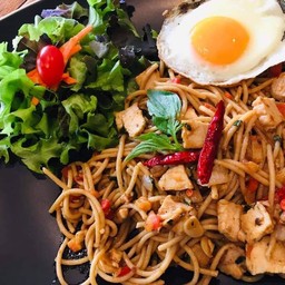 สปาเก็ตตี้โฮลวีทผัดพริกแห้งอกไก่