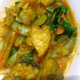 รวมมิตรทะเลผัดเครื่องแกง