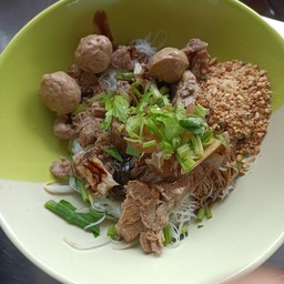 ชายปอก๋วยเตี๋ยวหมูตุ๋นเนื้อตุ๋น