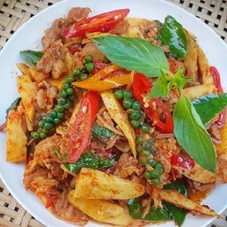ผัดเผ็ดเนื้อ ราดข้าว