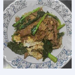 ผัดซีอิ๊วหมูเส้นหมี่