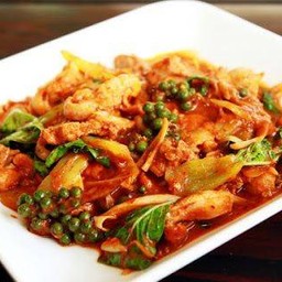 ผัดเผ็ดไก่ ราดข้าว
