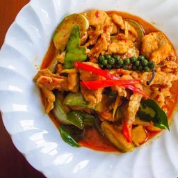 ผัดเผ็ดหมู ราดข้าว