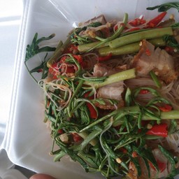 หมี่กระเฉดหมูกรอบ
