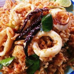 ข้าวผัดต้มยำปลาหมึก
