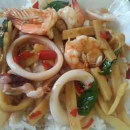 หน่อไม้ กุ้งปลาหมึก ราดข้าว
