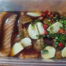 แซลมอนดองซีอิ้ว+น้ำจิ้มซีฟูด