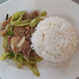 ข้าวราดผัดพริกหยวก