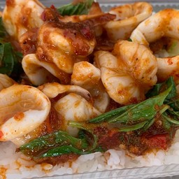 พริกแกงทะเล ราดข้าว