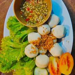 ลูกชิ้นปลากล้วยลวกจิ้มน้ำจิ้มซีฟู๊ดรสเด็ด