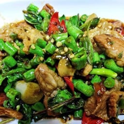 กระเพราหมูชิ้น