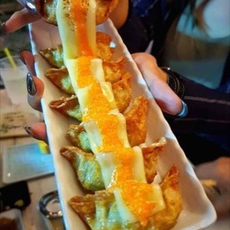 เกี๊ยวซ่าชีสซอสไข่กุ้ง