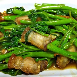 ผัดผักบุ้งหมูกรอบ