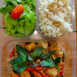 ข้าวกล้องผัดฉ่าอกไก่