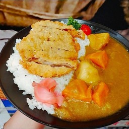 ข้าวแกงกะหรี่หมูทอดทงคัตสึ