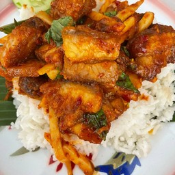 พริกแกงหมูกรอบ ราดข้าว