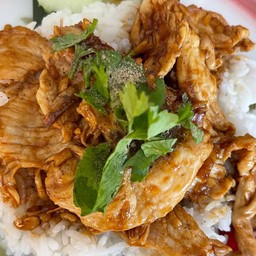 ไก่กระเทียมราดข้าว