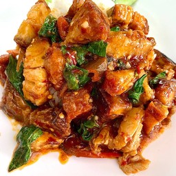 ข้าวหน้าหมูกรอบผัดพริกแกง