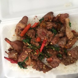 กะเพราเครื่องในไก่