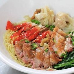 บะหมี่เกี๊ยวแห้งหมูแดงหมูกรอบ พิเศษ