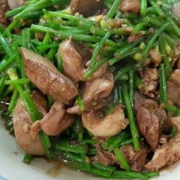 ผัดดอกกุ้ยช่ายใส่เครื่องในไก่